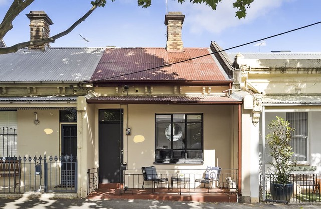 Hip, 2 bedder w amazing courtyard. Be in the midst of the action