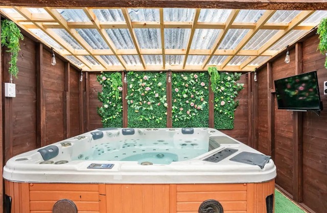 Captivating 2-Bed House in Hamilton with jacuzzi