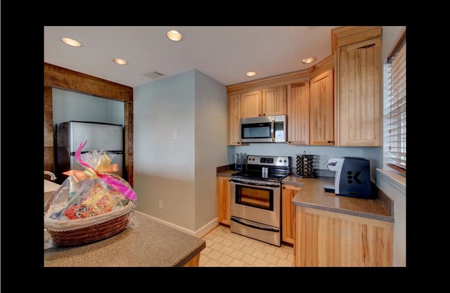 Waterfront with dock, pool and boat lift, crab traps and paddle boards. Yes-Pets
