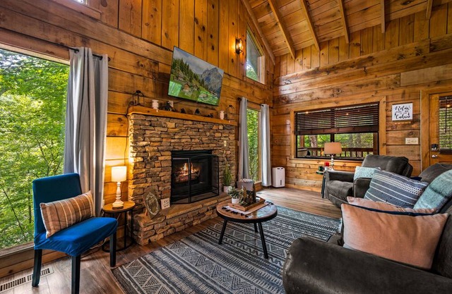 Tranquil Cozy Cabin with Hot Tub! Min to Pigeon Forge & Gatlinburg Attractions!