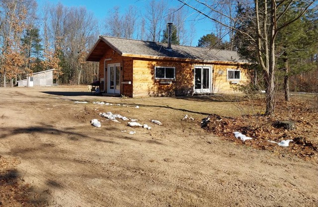 Cuddle up in this cozy cabin