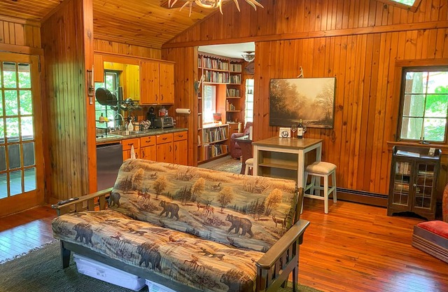 Lakefront Cabin with Cozy Reading Nook