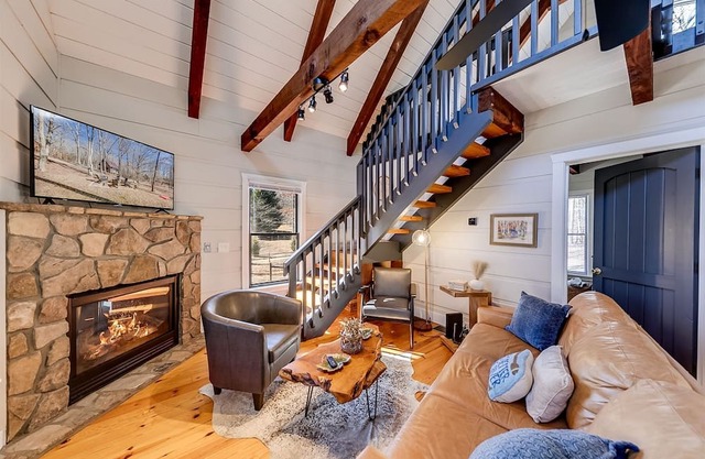 Riverland Retreat- Located in an idyllic riverfront community on the Soque