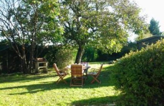 Le Chevrefeuille Pretty, countryside cottage with large private gardens.