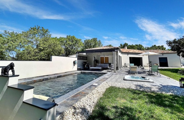 Experience the charm of Sainte Cécile Les Vignes in this delightful, air-conditioned villa, an idyll