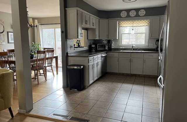 Spacious 5-bedroom house 2 miles from Burlington Airport