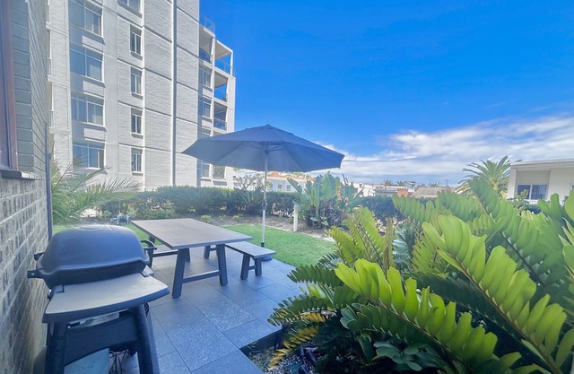 SEASIDE BLISS: 2BR APARTMENT W/ SPACIOUS PRIVATE BACKYARD IN HEART OF CRONULLA