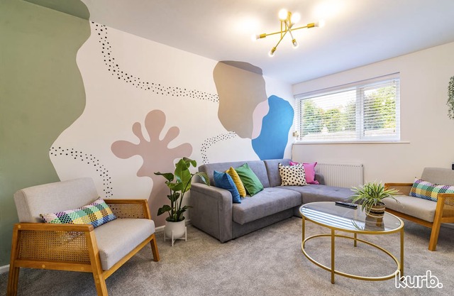 Honeywood House 2 bed + Free parking