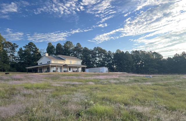 Brand New Farmhouse! Hot tub, Pool, 6 Bedrooms, 6 Bathrooms, Pets Welcome!