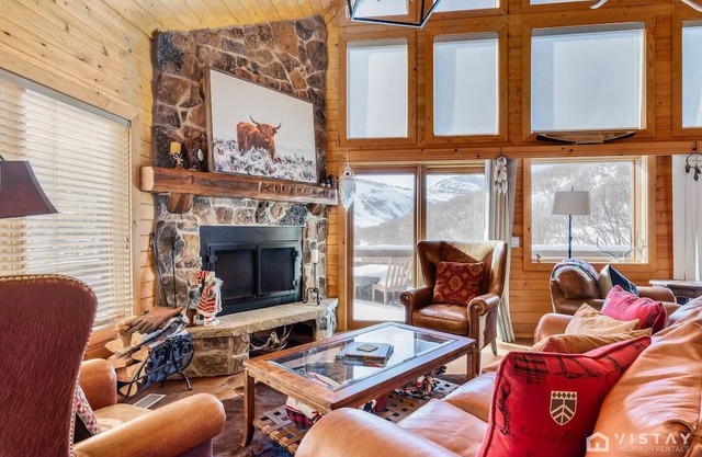Aerie Alcove Luxury Lodge - Newly Renovated with New Hot Tub, Sauna - Sleeps 14