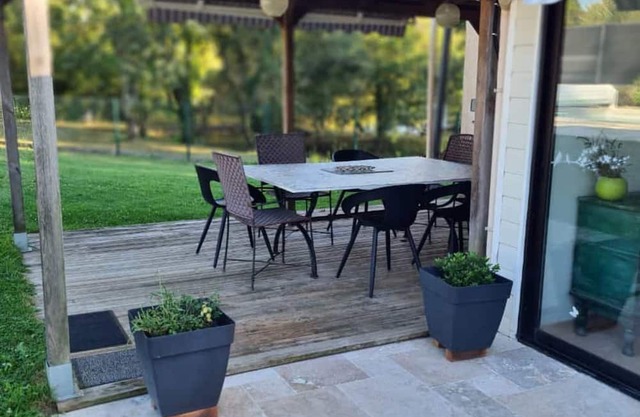 Holiday Home 'La Font Des Ânes' with Lake View, Wi-Fi and Air Conditioning