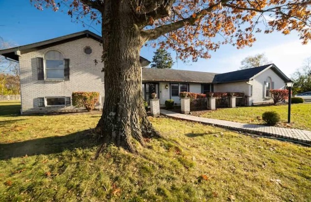 Family & Friends 5 Acre Estate Close to Everything