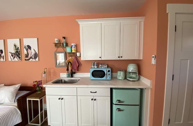 The Birdie Bungalow - quaint, fully fenced, pool and deck in Southern Pines