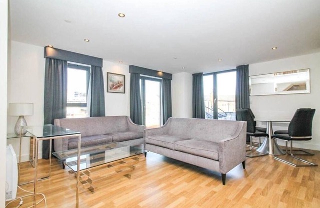 City Charm: 3BR+Rooftop Terrace!