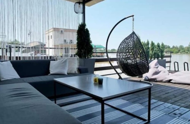 TeLu HouseBoat