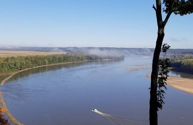 Wine Haus: charming cottage with breathtaking views of the Missouri River!!