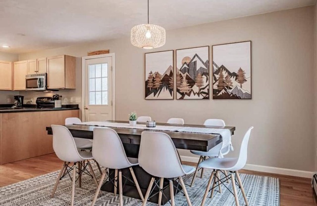 Tranquil Paradise: Enchanting 3-Bedroom Brookside