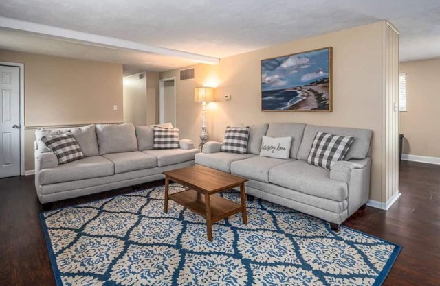 Friends & Family, Walking Distance to Cville Place