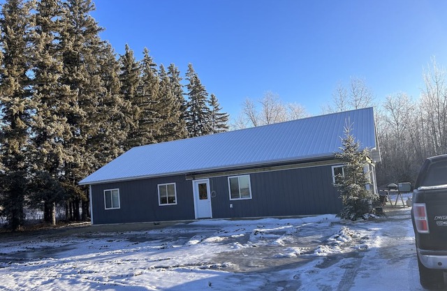 Large cabin with all new construction near Lake of the Woods.
