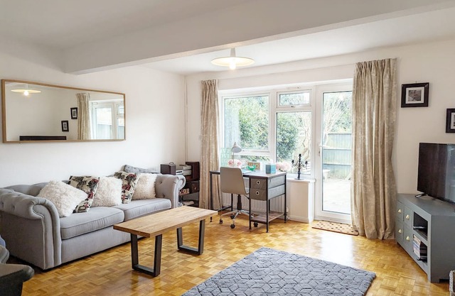 Holly House - Rustington - a family house that sleeps 6 guests in 3 bedrooms