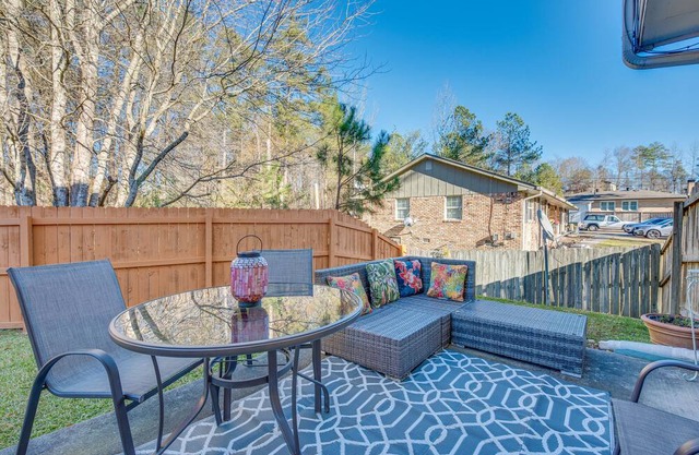 Cozy Georgia Retreat w/ Patio, Grill & Pool Access