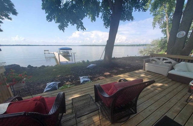 40 Min from the cities, 4 ft from the shore! Sandy beach. Fish off the dock!