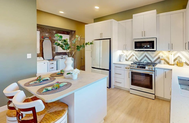 2nd-floor apartment, streaming, courtyard, beautiful views, AC