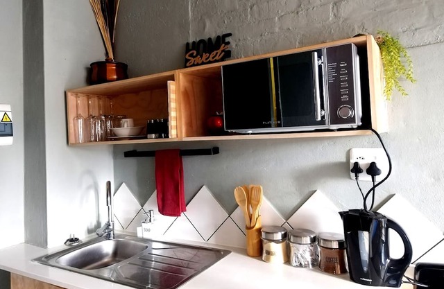 Tranquil living: Cozy Apartment in Maboneng,steps away from Art, Cafes and Bars!