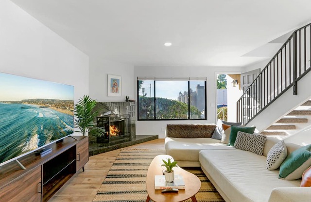 Sunny 2BR! 10Mins to Beach w/ Ocean View+BBQ+Pool!