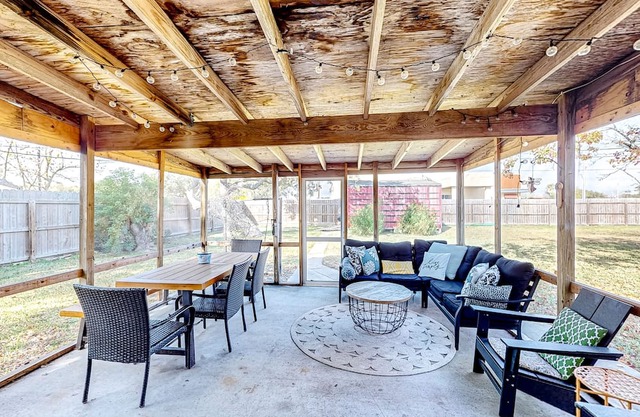 Sunny home with screened-in patio, enclosed yard, W/D, & AC - snowbird-friendly