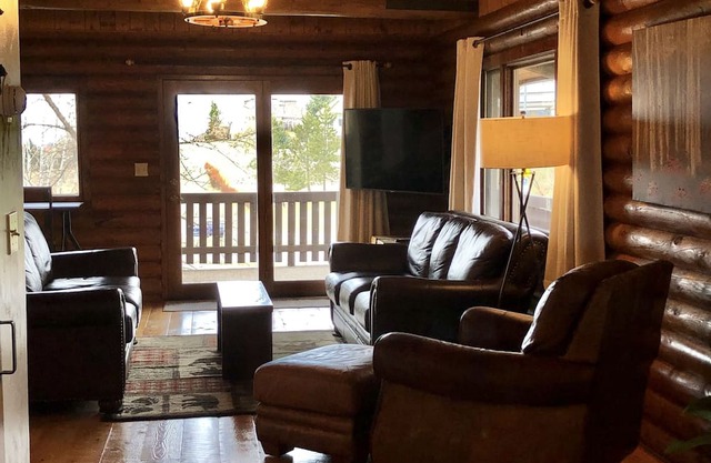 Comfortable log home in great Bozeman location close to MSU, hospital and trails