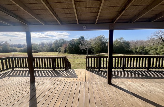 Nice Cozy 3/2 Home w/serene country atmosphere! Minutes to town!