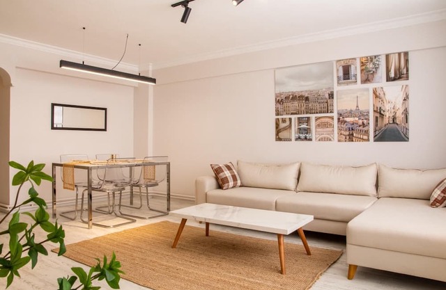Gorgeous Flat with Balcony in Izmir Konak