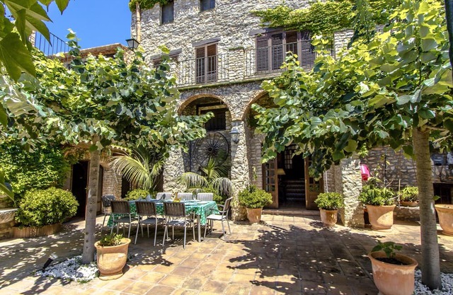 Regal Retreat with extra large pool near Sitges