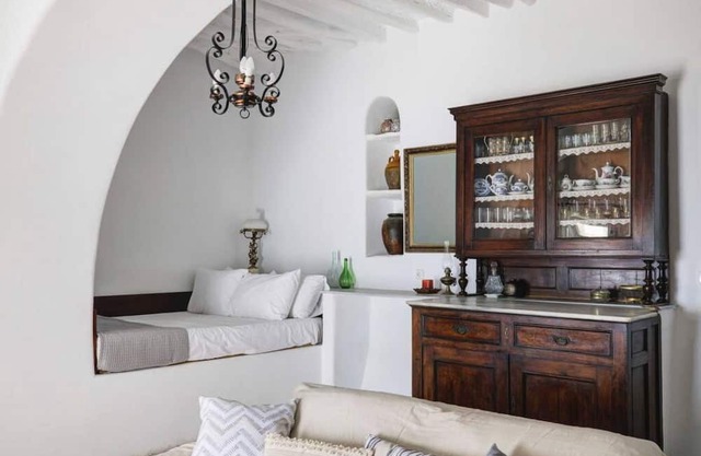 Bisous, Tinos Kardiani