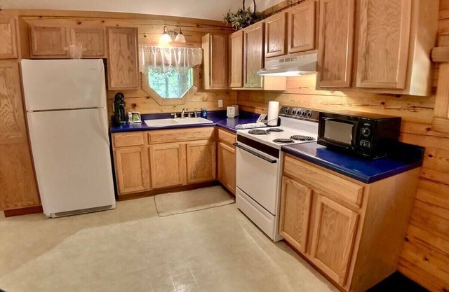 Wisteria Lane 3 Secluded Log Cabin Spa Tub kitchen