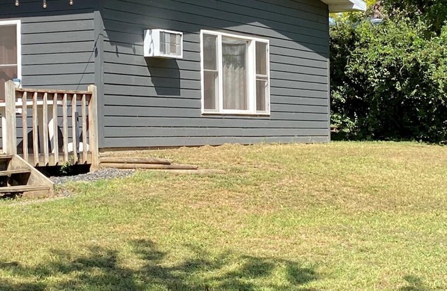 Cozy Cabin along Apple tree road with access to boat ramp for boating & fishing