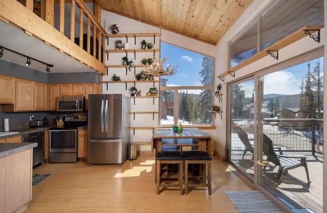 VIEWS!Early Checkin!2BR/2BA town-home.On bus route