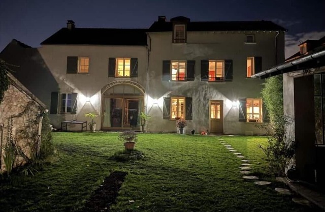 Gorgeous 17th Century farmhouse in charming village near Paris...with pool!