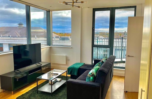 The Regency Suite - Modern 2-Bed 1-Bath Apartment