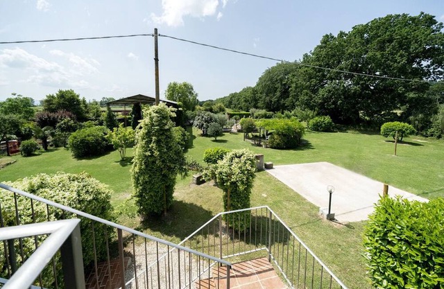 Lovely apartment in villa with pool, WIFI, TV, patio, pets allowed and parking, close to Cortona