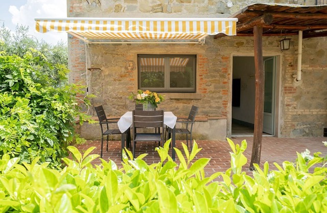 Lovely apartment in villa with pool, WIFI, patio, pets allowed and parking, close to Cortona