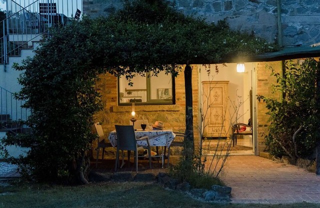 Apartment in villa with pool, WIFI, patio, pets allowed, panoramic view, parking, close to Cortona