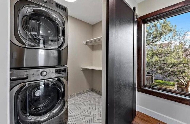 Luxury 4 bed, 3 Bath + Office - Pets OK