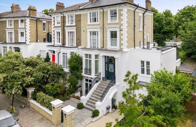Stunning 6 Bedroom Home with Gym, Hot Tub & Garden