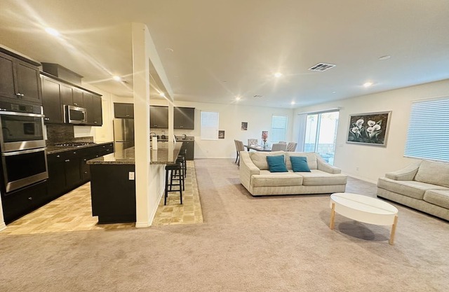 Jurupa Valley 5 bedrooms cheerful house with Mountain View