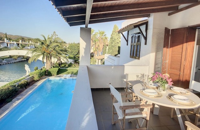 Beachside fully equipped flat with seaview