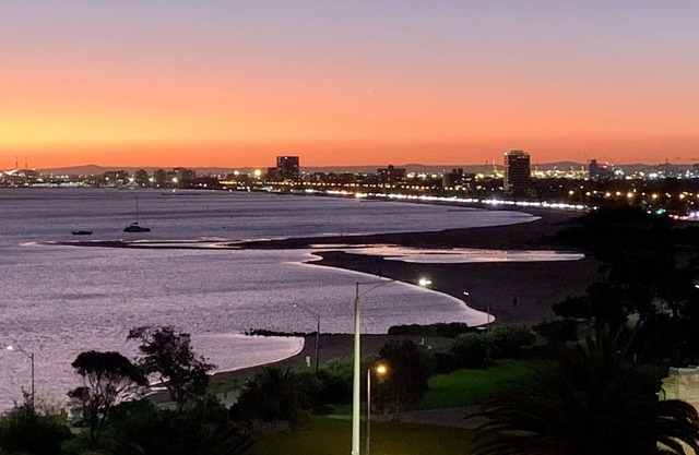 Beachfront Spacious 3brm Unit in St Kilda with Stunning Bay & City Views