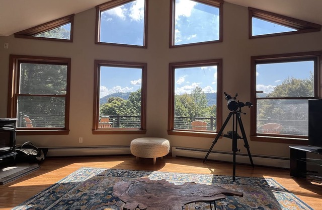 Eagle Rock - Renovated 3 bdrm, amazing deck, quiet location