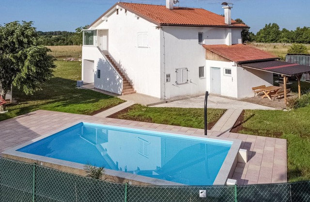 Ideal apartment for your family vacation with pool in a quiet location in Vidulini.